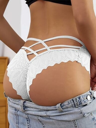 Mujer luciendo ropa interior sexy de encaje floral.