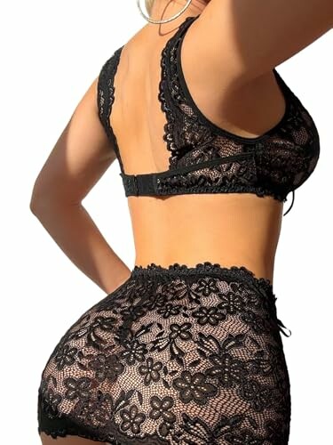 Ropa interior de encaje negro vista desde atrás.