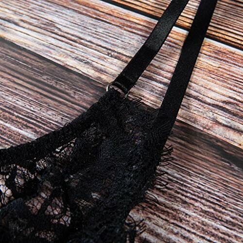 Correa de lencería negra de encaje sobre fondo de madera.