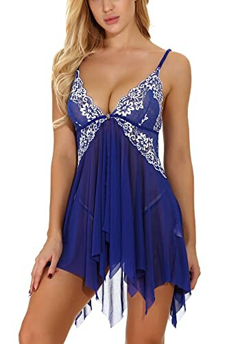 Mujer con camisón azul de encaje