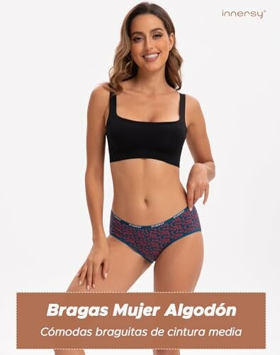 Mujer usando bragas de algodón con diseño floral
