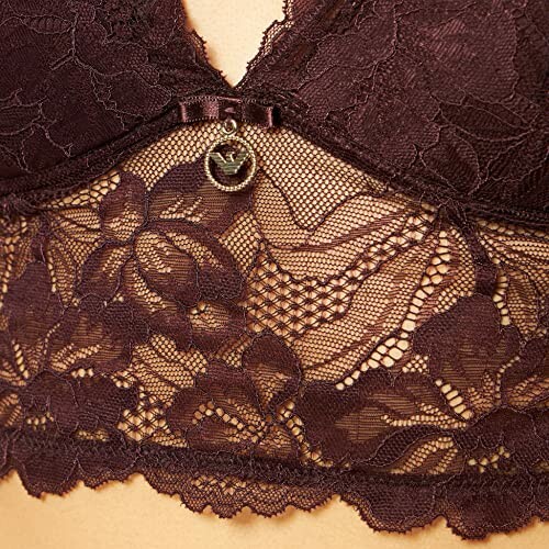 Detalle de un bralette de encaje marrón.