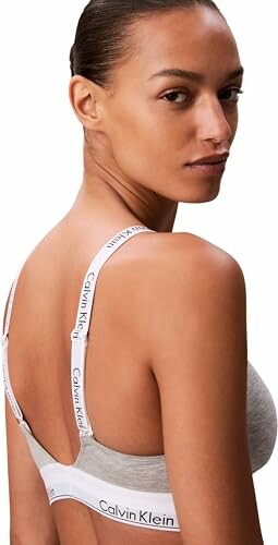 Mujer vistiendo sujetador Calvin Klein vista trasera.