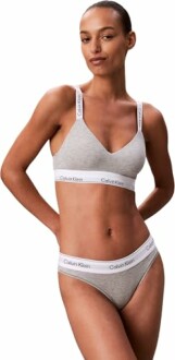 Mujer con conjunto de ropa interior Calvin Klein gris.