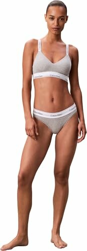 Mujer con conjunto de ropa interior Calvin Klein.