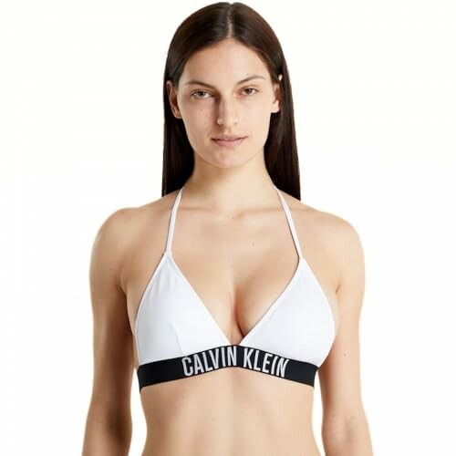Mujer con top de bikini blanco de Calvin Klein.