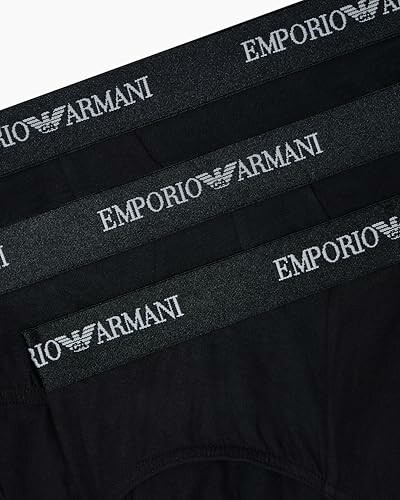 Tres calzoncillos negros de Emporio Armani con logo en la cintura.