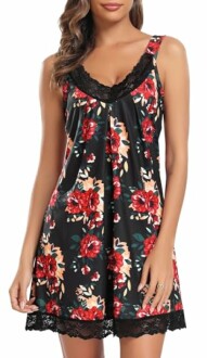 Mujer con camisón floral negro y rojo.