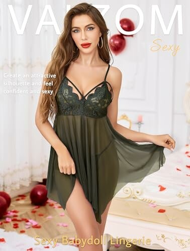 Mujer con lencería babydoll verde en un dormitorio.