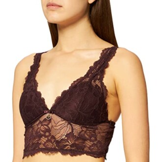 Mujer con bralette de encaje morado.