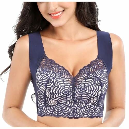 Mujer con bralette de encaje azul