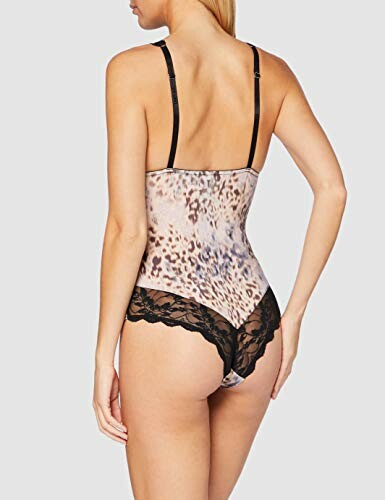 Mujer con body de encaje y estampado de leopardo visto desde atrás.