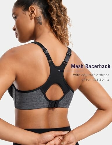Mujer con sujetador deportivo de espalda cruzada.