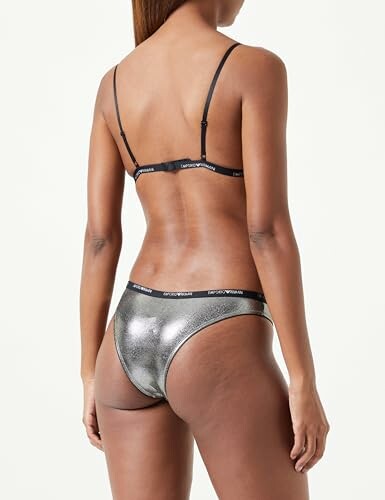 Mujer con lencería metálica plateada de espalda