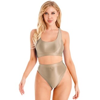 Mujer con bikini metálico posando.