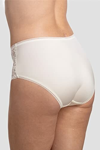 Mujer con ropa interior blanca de encaje.