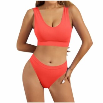 Mujer vistiendo un bikini rojo