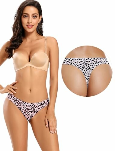 Mujer modelando ropa interior con estampado de leopardo.