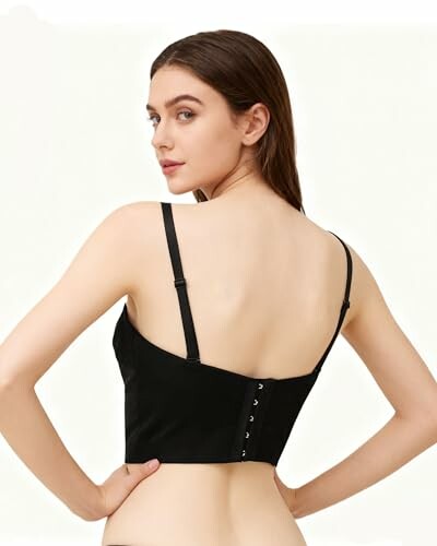 Mujer vistiendo un top negro visto desde atrás