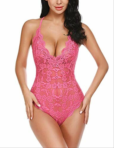 Mujer con body de encaje rosa