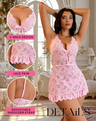 Mujer con vestido de encaje rosa con detalles de diseño.