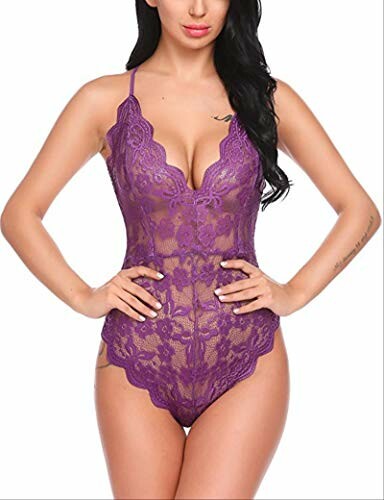Mujer con body de encaje morado