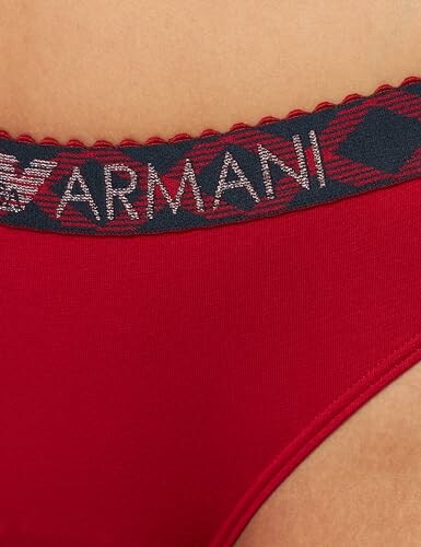 Ropa interior roja de Armani con logo visible
