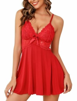 Mujer con vestido babydoll rojo de encaje.