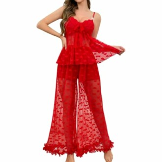 Conjunto de lencería roja con encaje y diseño floral.