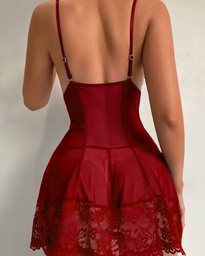 Mujer con lencería roja vista desde atrás.