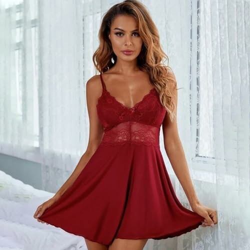 Mujer con vestido de lencería roja