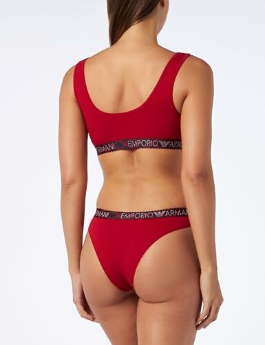 Mujer con conjunto de lencería rojo visto desde atrás