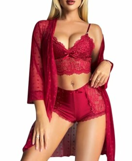 Mujer con conjunto de lencería roja