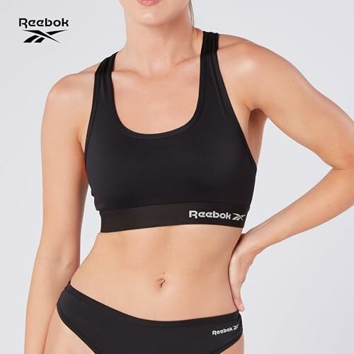 Mujer con sujetador deportivo negro de Reebok
