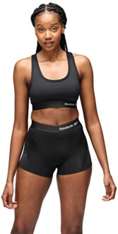 Mujer en ropa deportiva de Reebok.