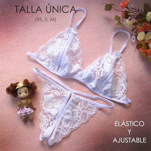 Conjunto de lencería blanca de encaje con muñeca y flores