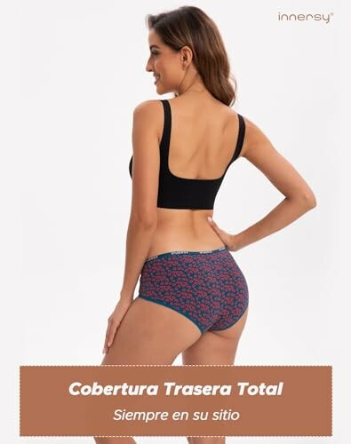 Mujer con ropa interior y sujetador mostrando cobertura trasera completa.