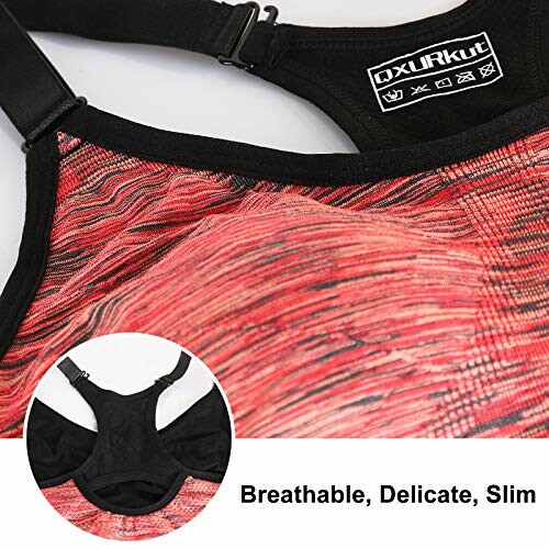 Sujetador deportivo rojo y negro, detalle de tejido transpirable.