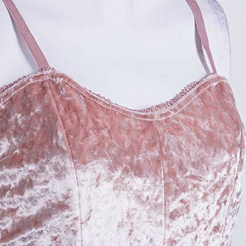 Primer plano de un vestido de terciopelo rosa.