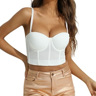 Mujer con top blanco tipo bustier y pantalones dorados.