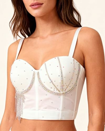 Mujer con top bustier blanco decorado con pedrería.