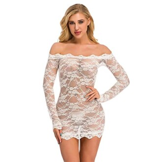 Mujer con vestido de encaje blanco.