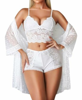 Conjunto de lencería blanca de encaje.