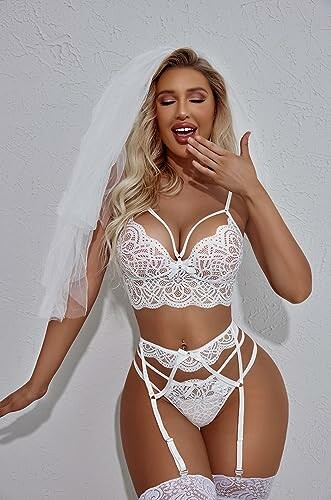 Modelo en lencería blanca con velo de novia.