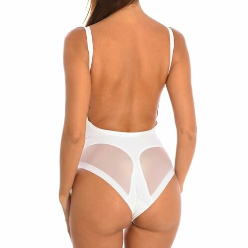 Mujer con traje de baño blanco visto desde atrás