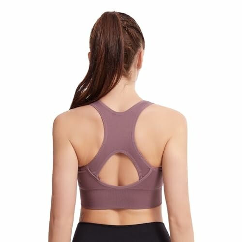 Mujer con top deportivo visto desde atrás