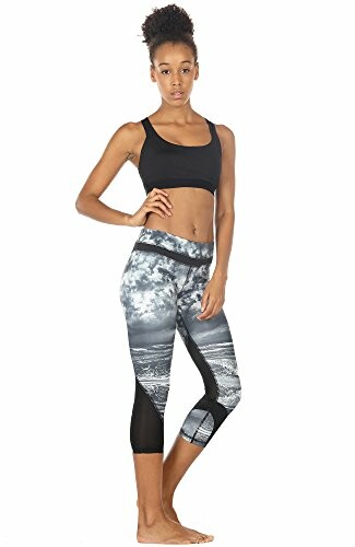 Mujer con ropa deportiva en pose de ejercicio.