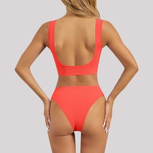 Mujer con traje de baño rojo vista desde atrás.