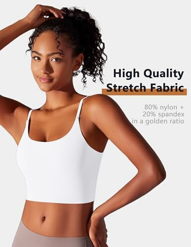 Mujer con top de tela elástica de alta calidad.