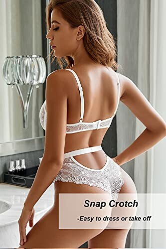 Mujer con lencería blanca de encaje, vista trasera.